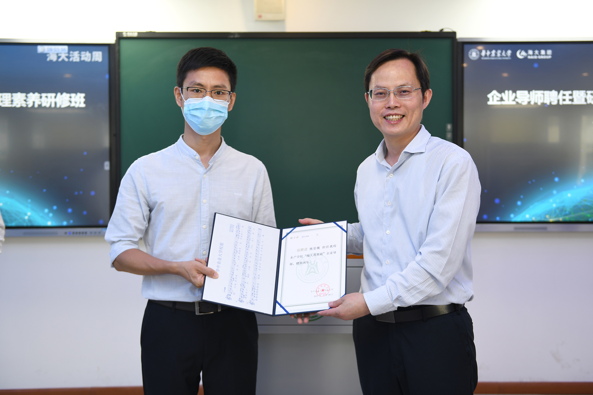 杨少波为受聘导师颁发聘书(记者 刘涛 摄) 杨少波为受聘导师颁发聘书(记者 刘涛 摄)