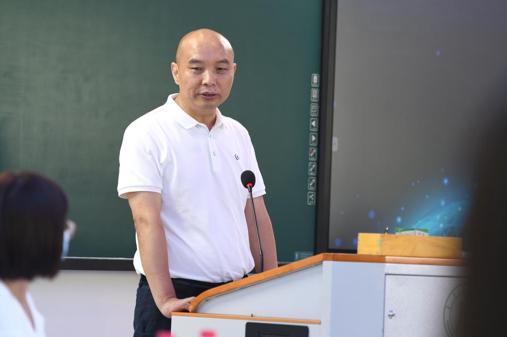 丁振红校友致辞(记者 刘涛 摄) 丁振红校友致辞(记者 刘涛 摄)