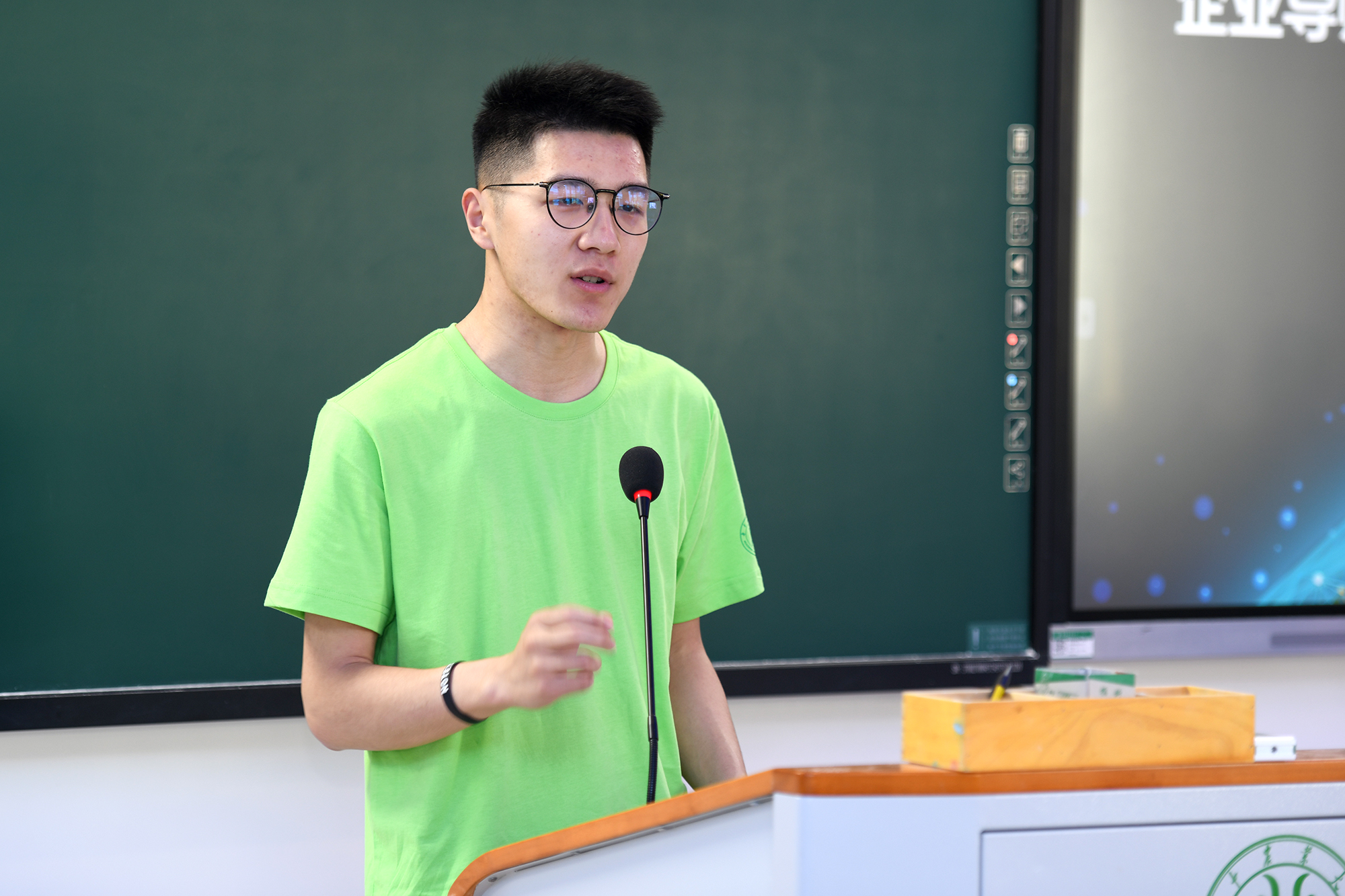 研修班郭桠骞同学代表学员发言(记者 刘涛 摄) 研修班郭桠骞同学代表学员发言(记者 刘涛 摄)